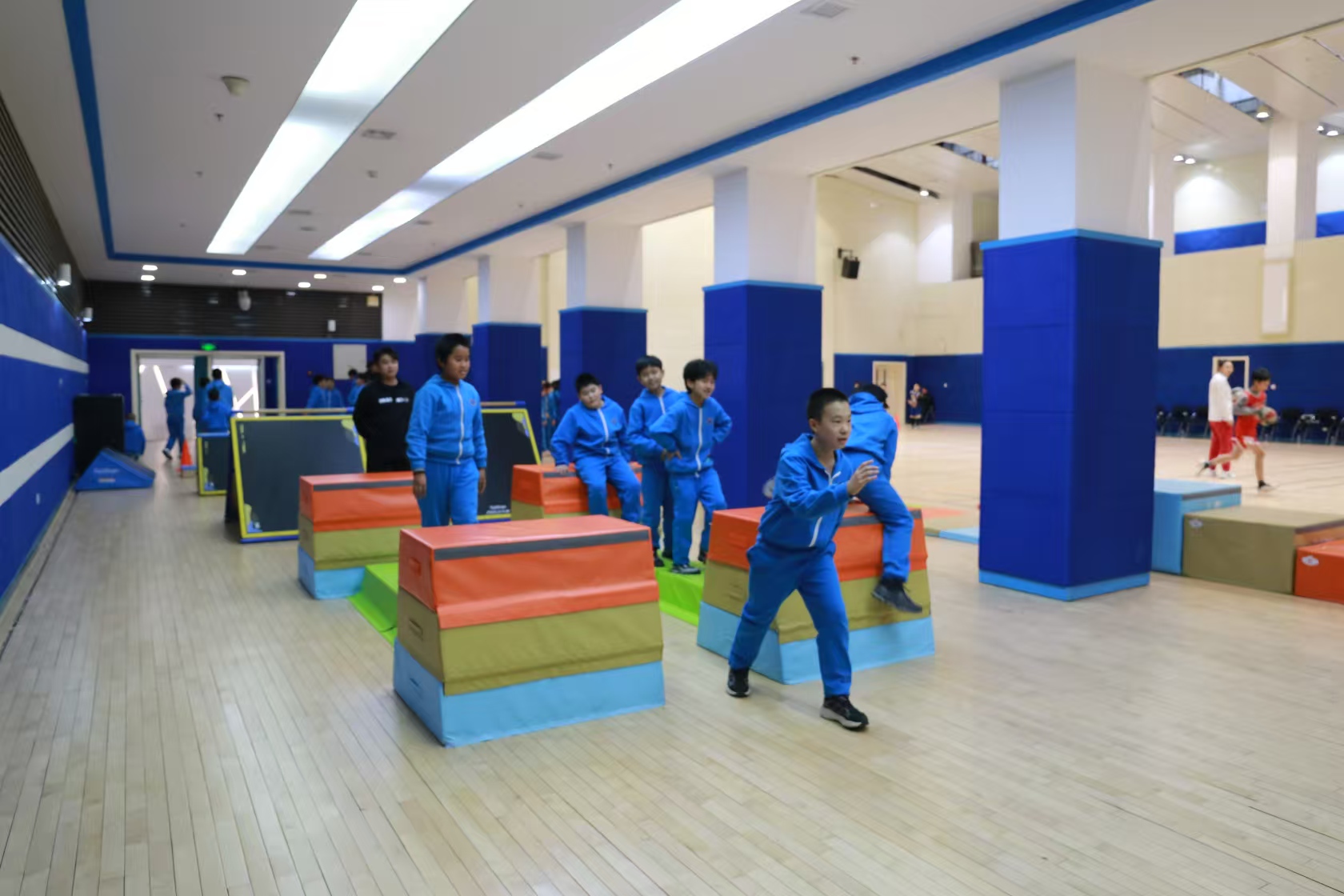 世俱杯体育跑酷器材进京“炫秀”